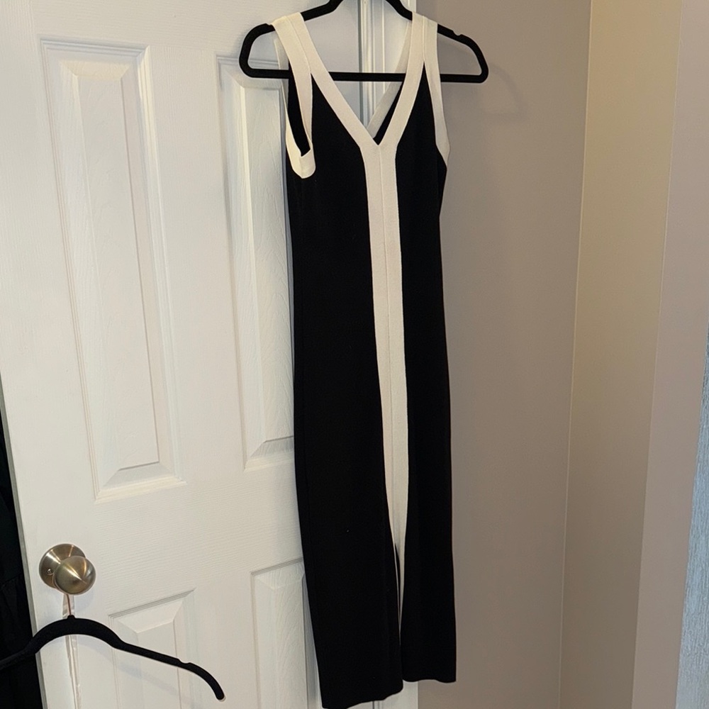 Chic Black and White Sleeveless Dress